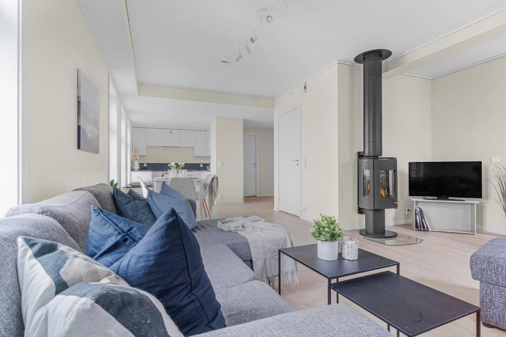 New! Huge Modern Apartment! Fit For Two Families! Bergen Exterior photo