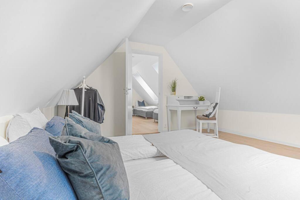 New! Huge Modern Apartment! Fit For Two Families! Bergen Exterior photo