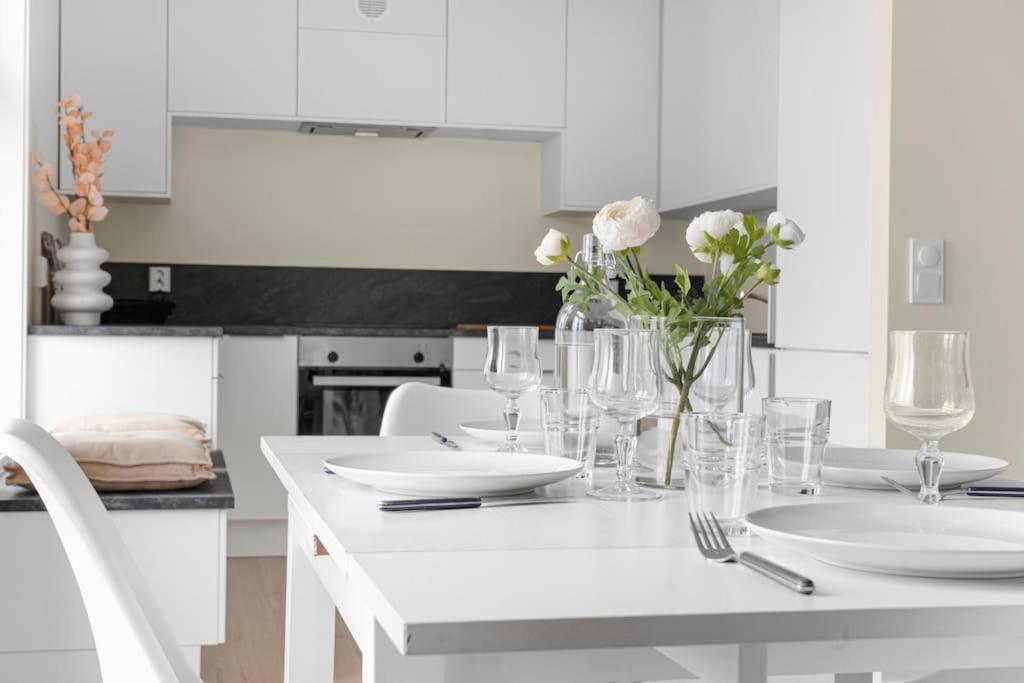 New! Huge Modern Apartment! Fit For Two Families! Bergen Exterior photo